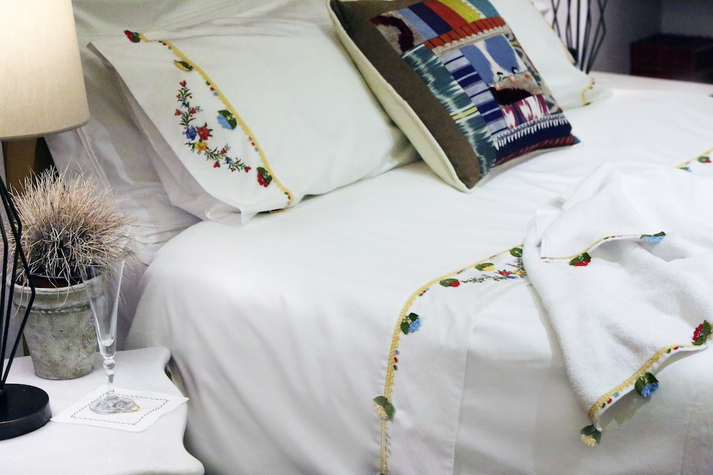 Red Daisy Handmade Needle Lace Duvet Cover Set Styling